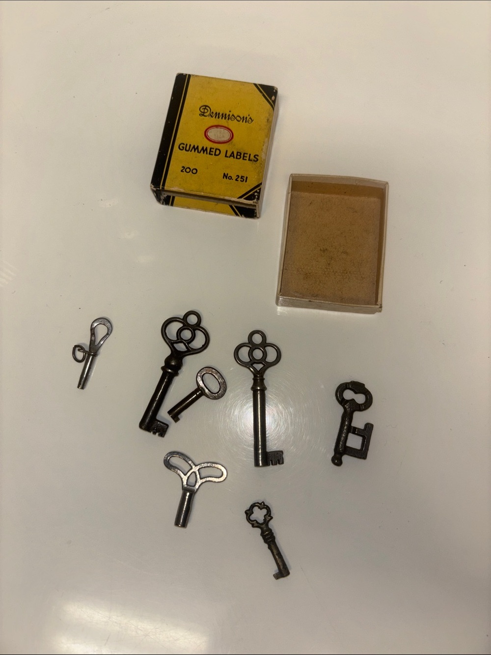Dennison Gummed Labels 7 skeleton keys VTG antiques collectible keys and box